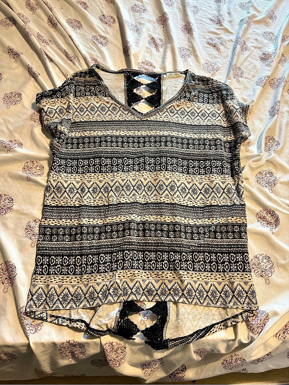 Ardene Women's Geometric Short Sleeve Blouse in Black & Cream